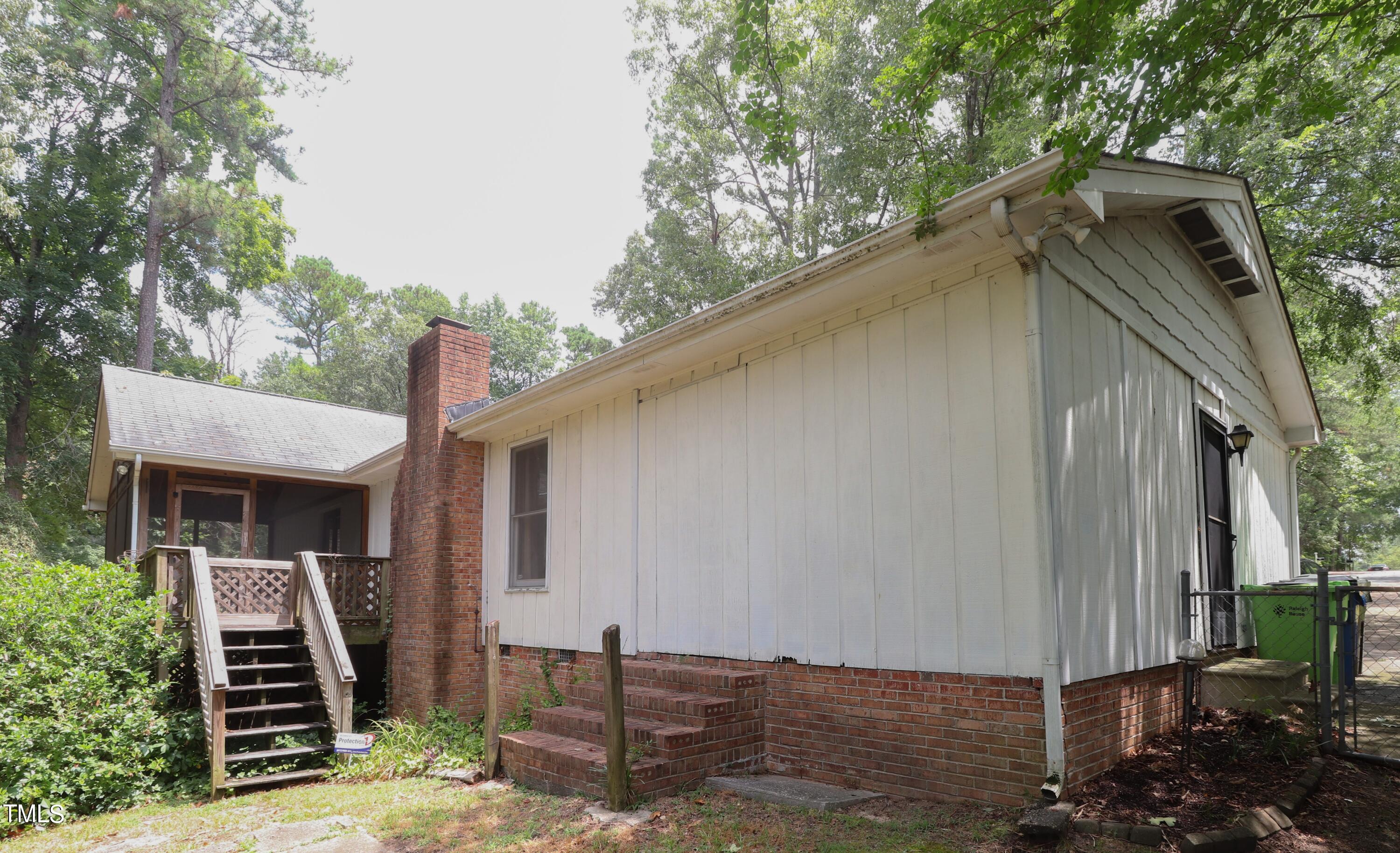 Photo 15 of 18 of 2401 Folger Street Street house