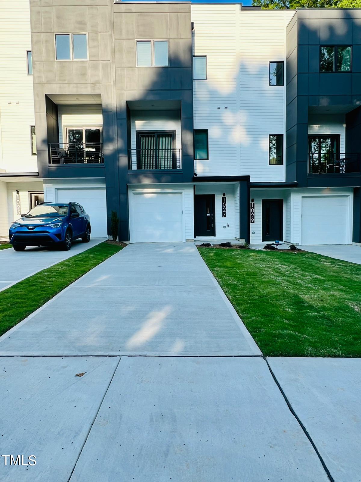 Photo 3 of 29 of 1027 Gregg St Street townhome