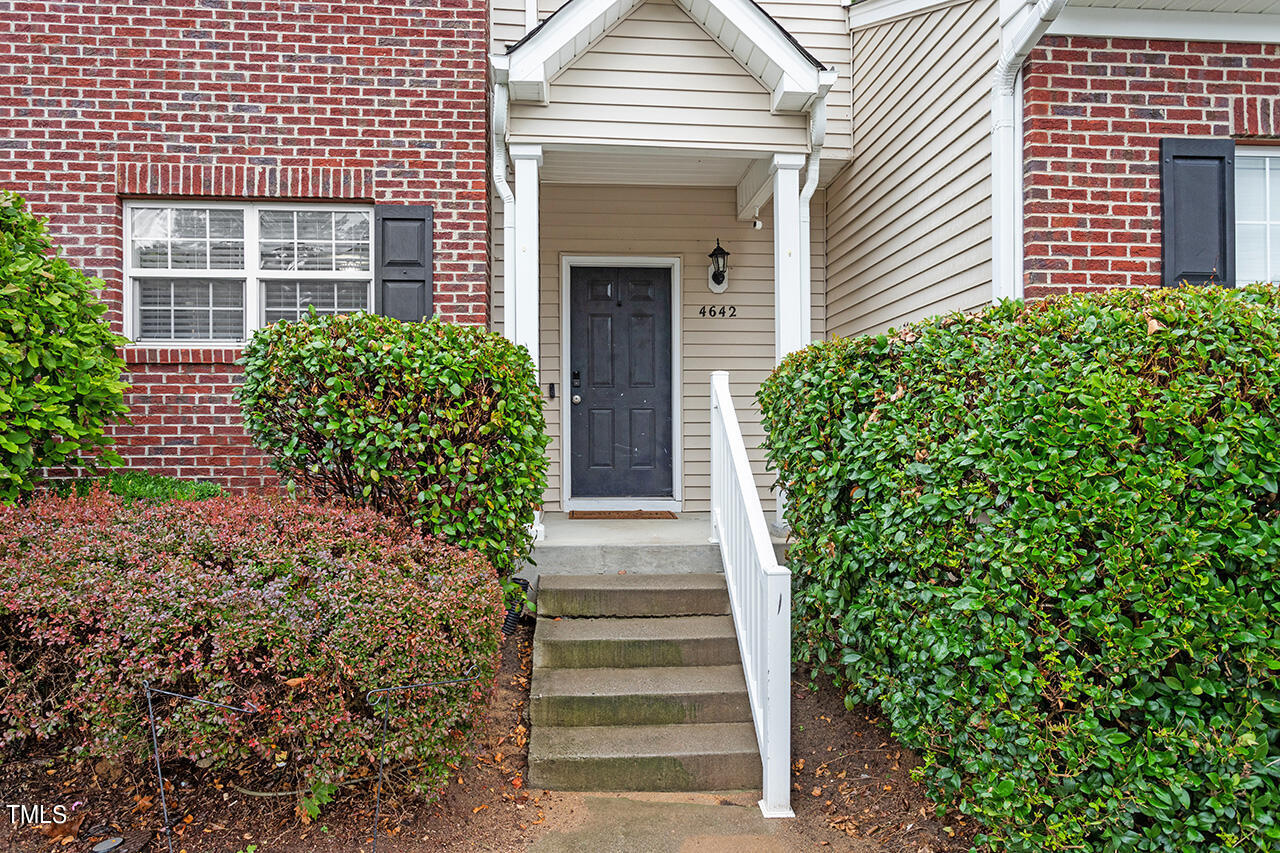 Photo 2 of 27 of 4642 Centrebrook Circle townhome