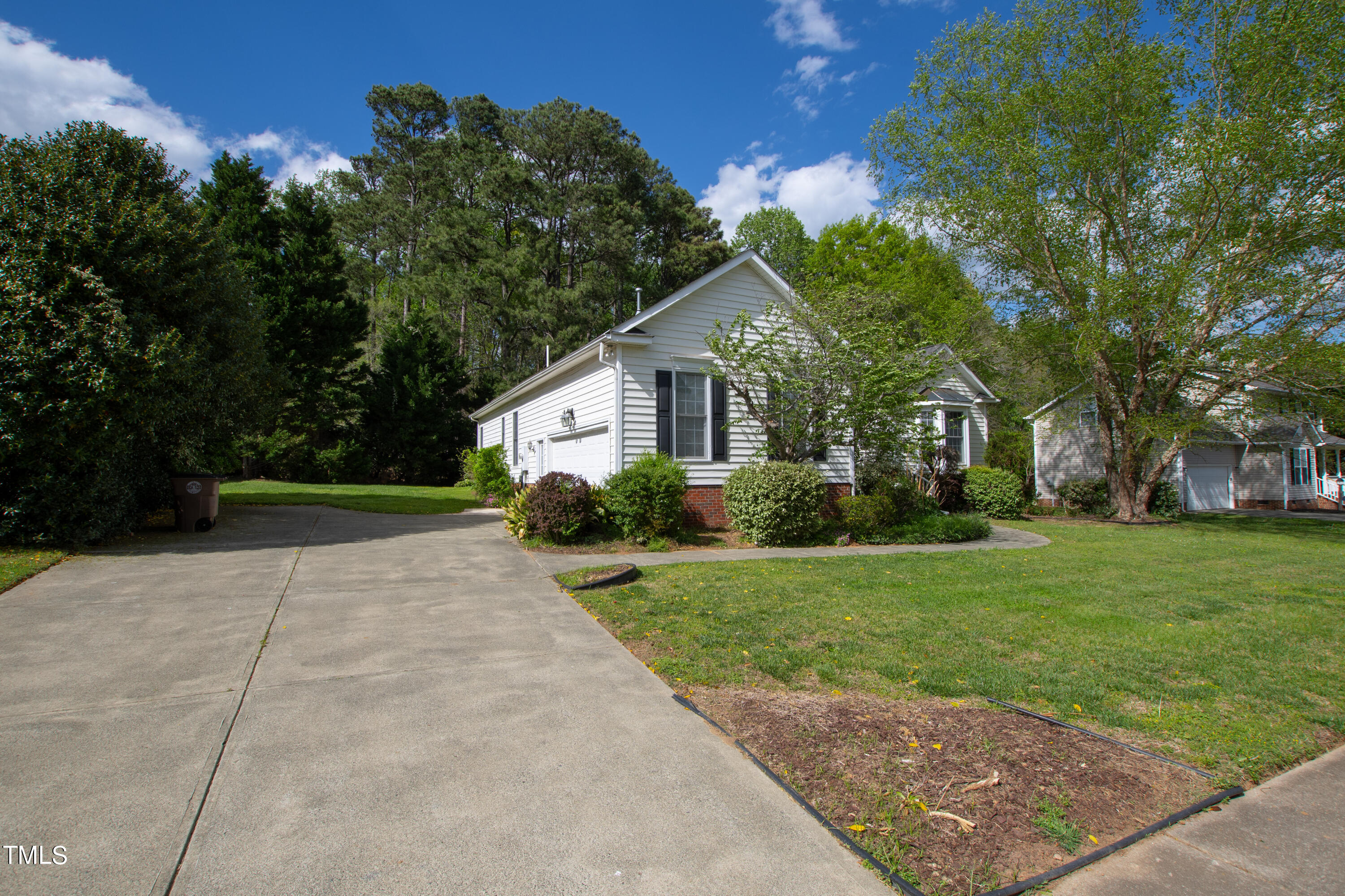 Photo 3 of 28 of 805 Ledgerock Road house