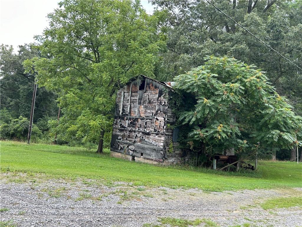 Photo 3 of 5 of 1037 Sues Farm Lane house