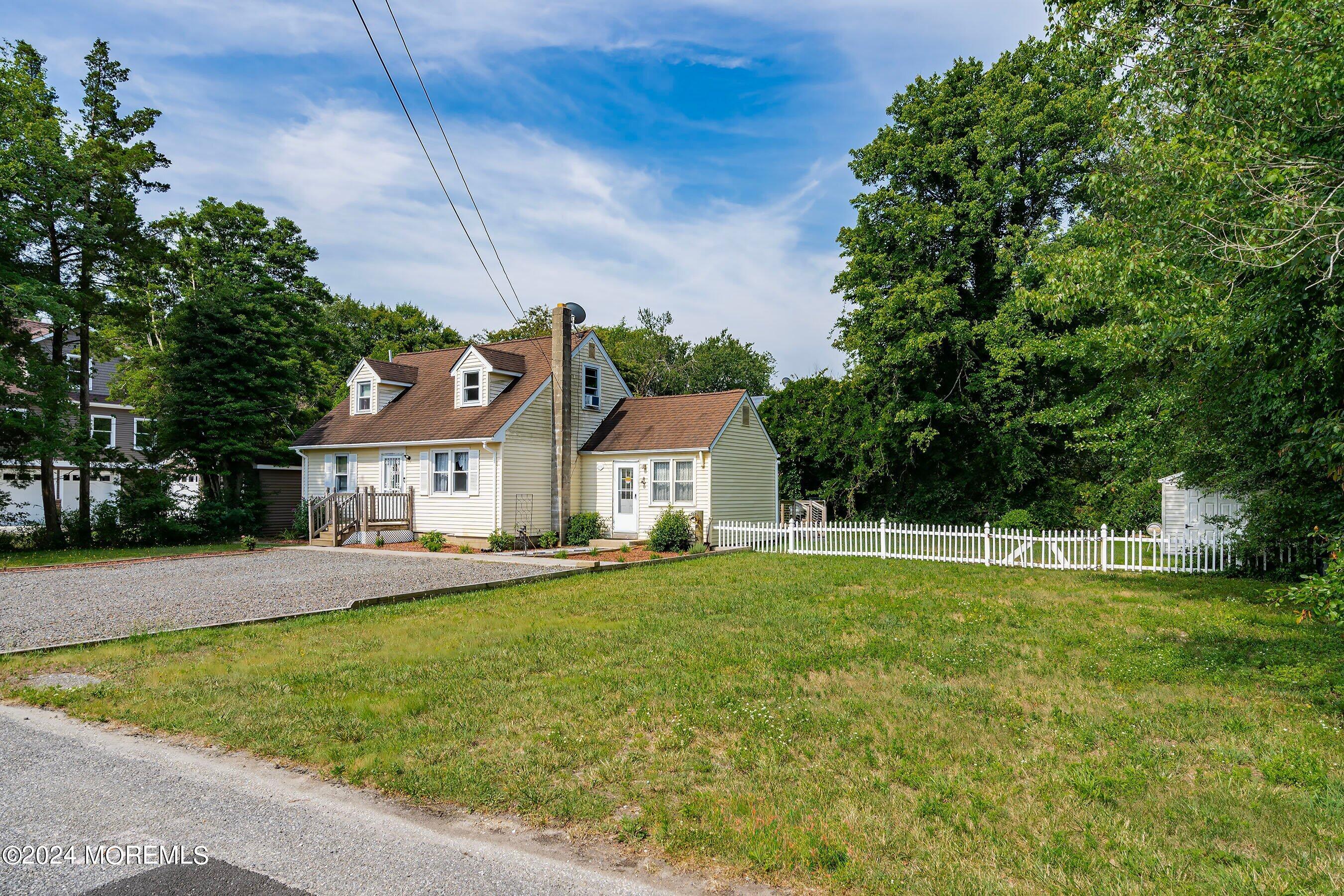 Photo 3 of 19 of 312 Parisen Avenue house