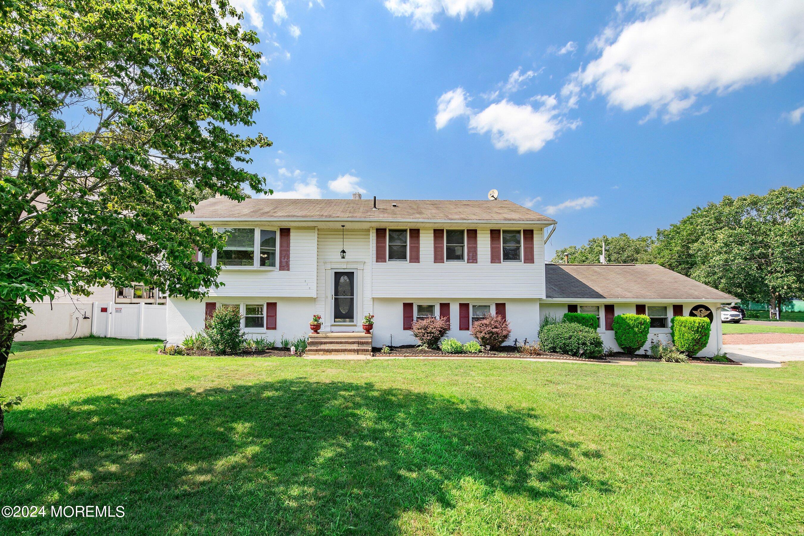 Photo 1 of 36 of 570 Forest Hills Parkway house