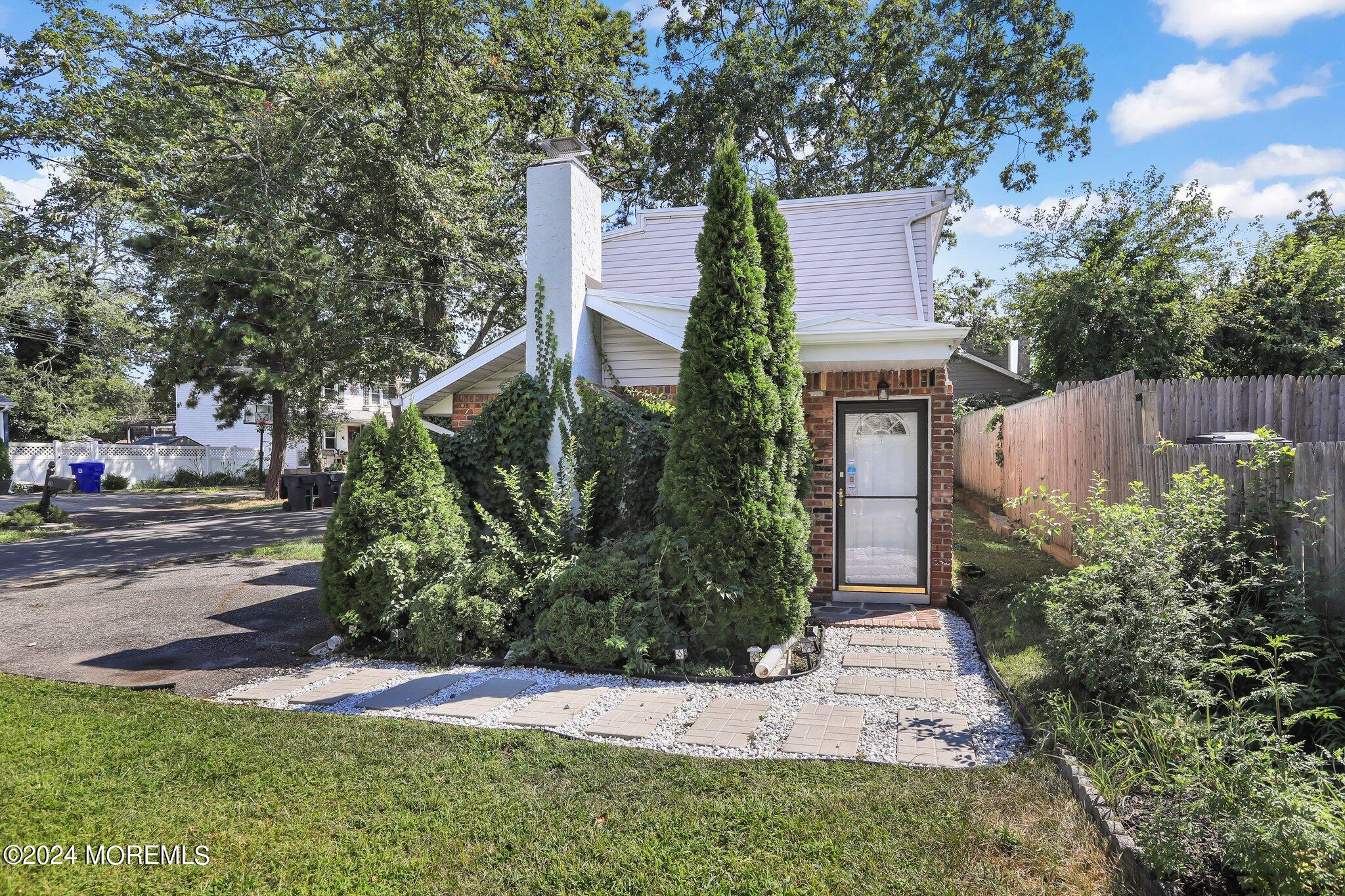 Photo 1 of 19 of 821 Lynnwood Avenue house