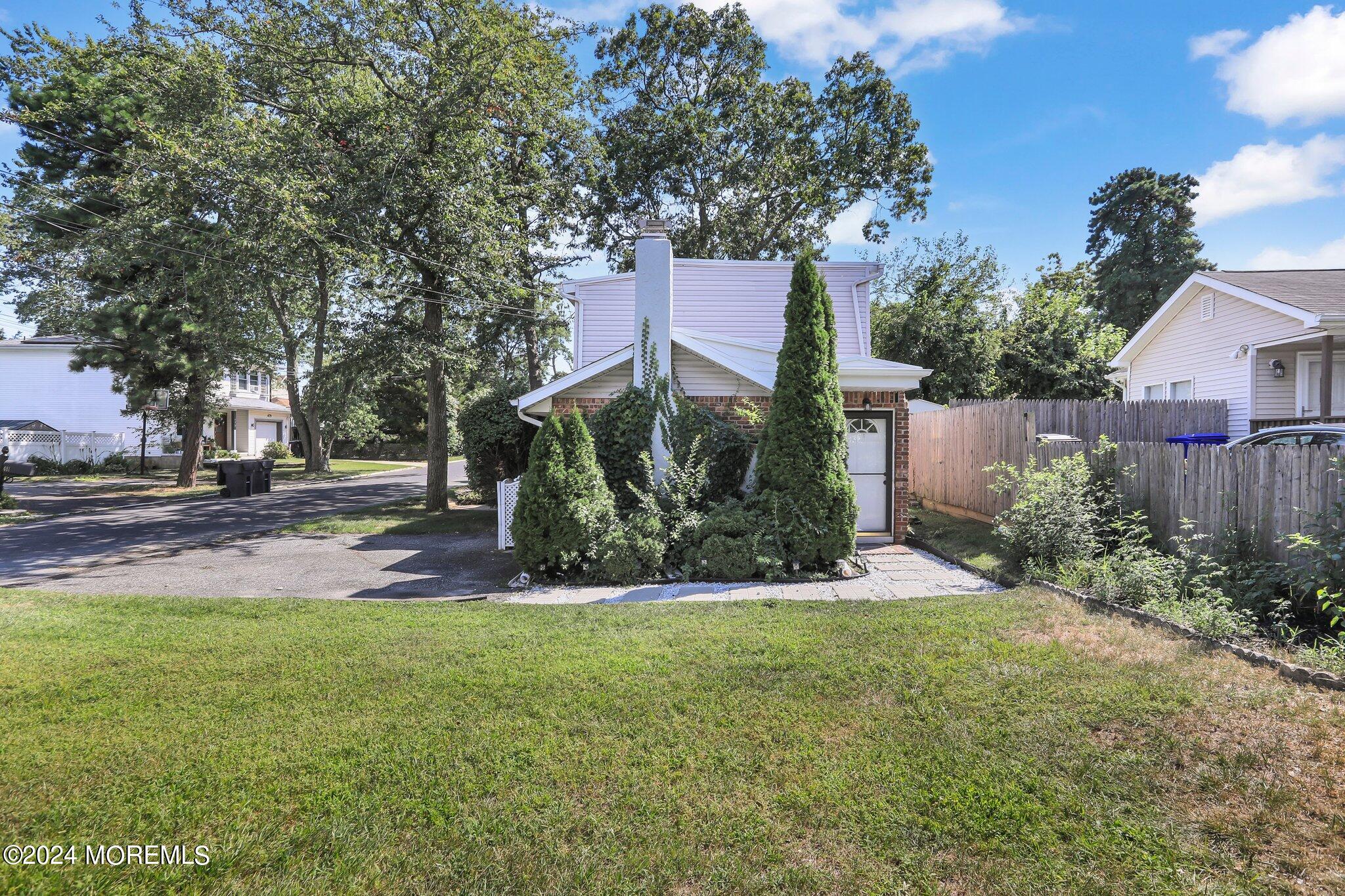 Photo 2 of 19 of 821 Lynnwood Avenue house