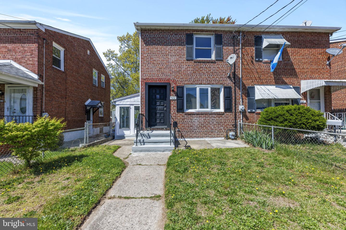 Photo 3 of 26 of 522 Hobart Ave townhome