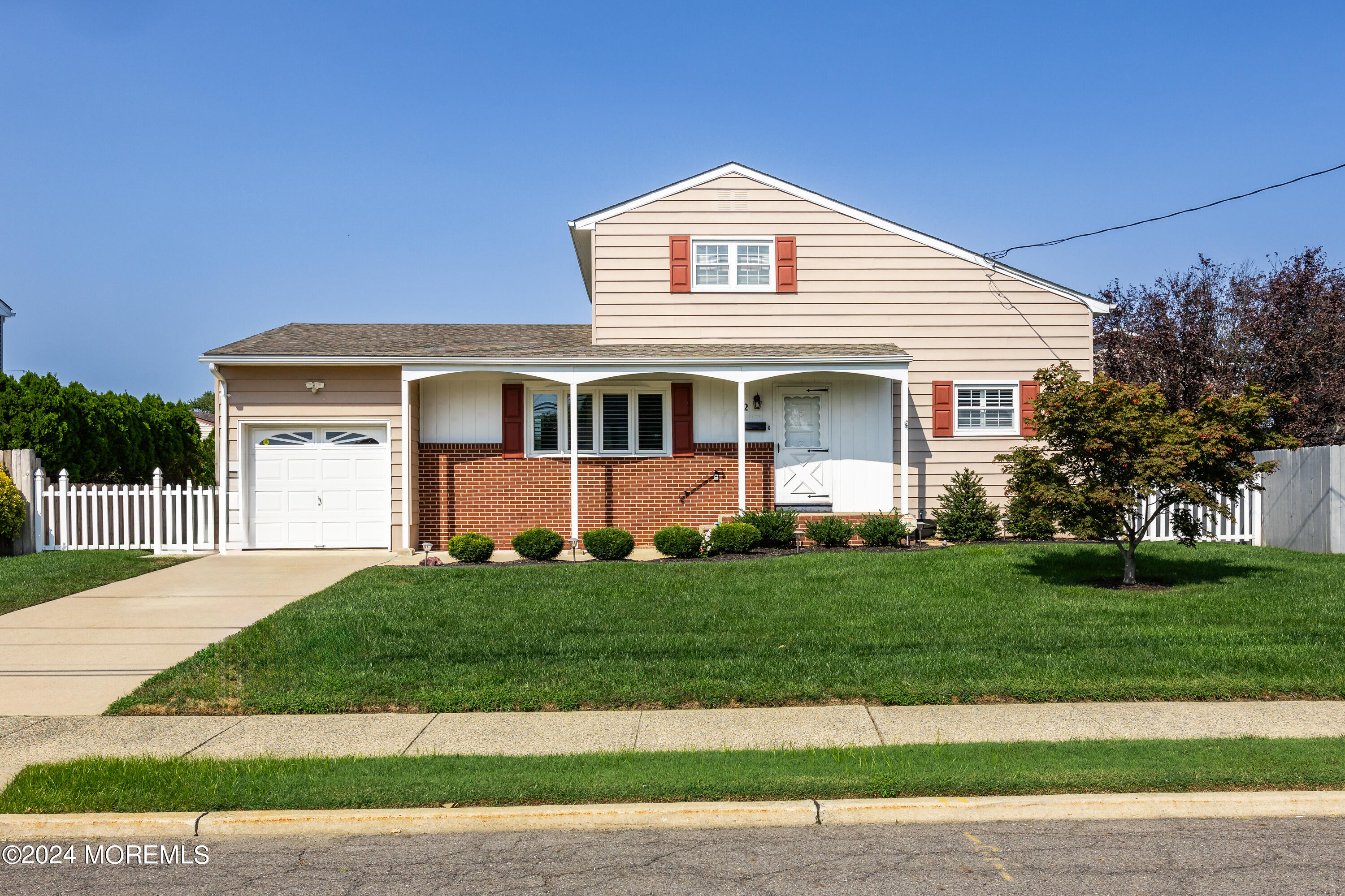 Photo 2 of 21 of 12 Argonne Avenue house