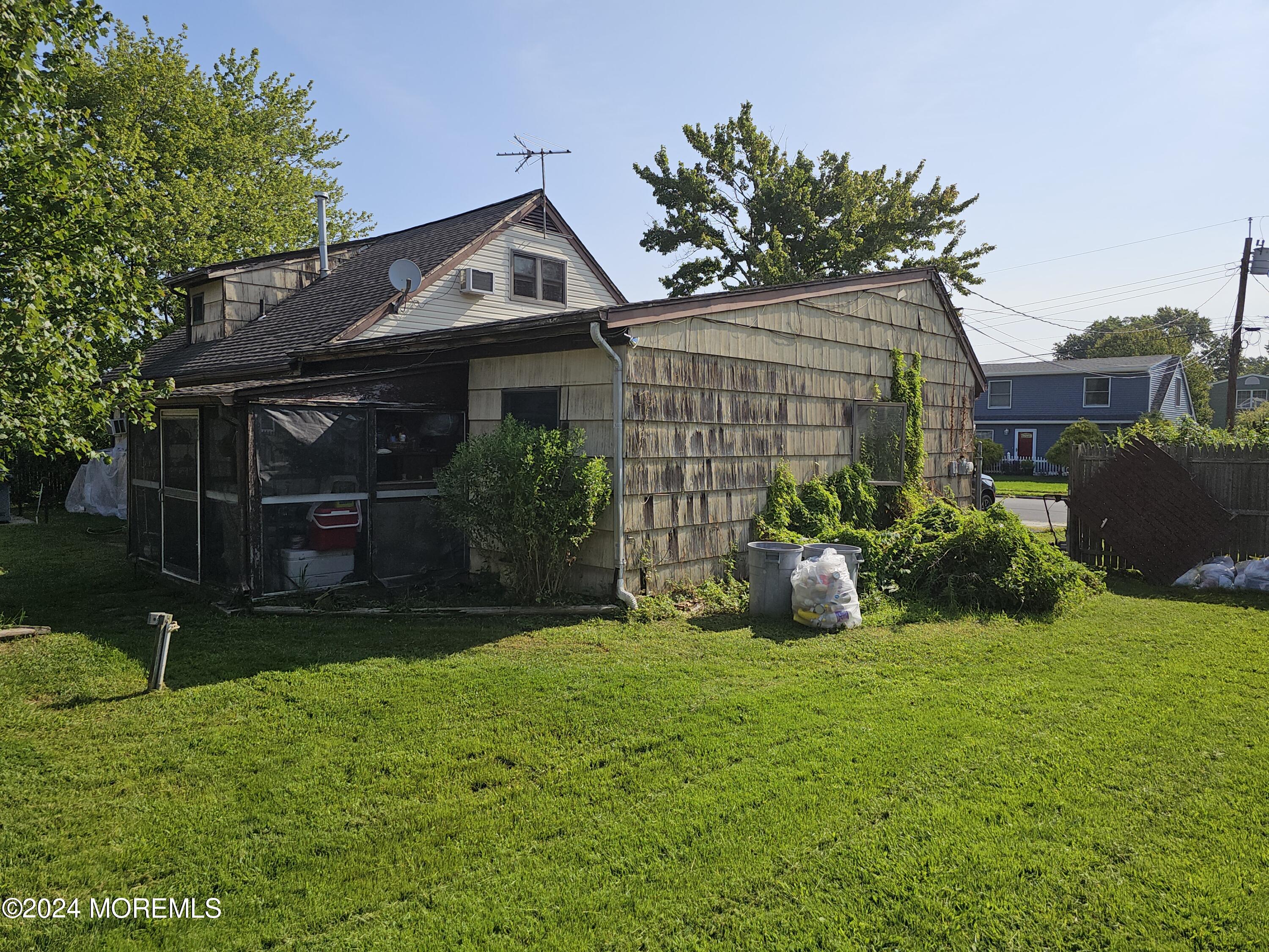 Photo 2 of 22 of 10 Cedar Avenue house