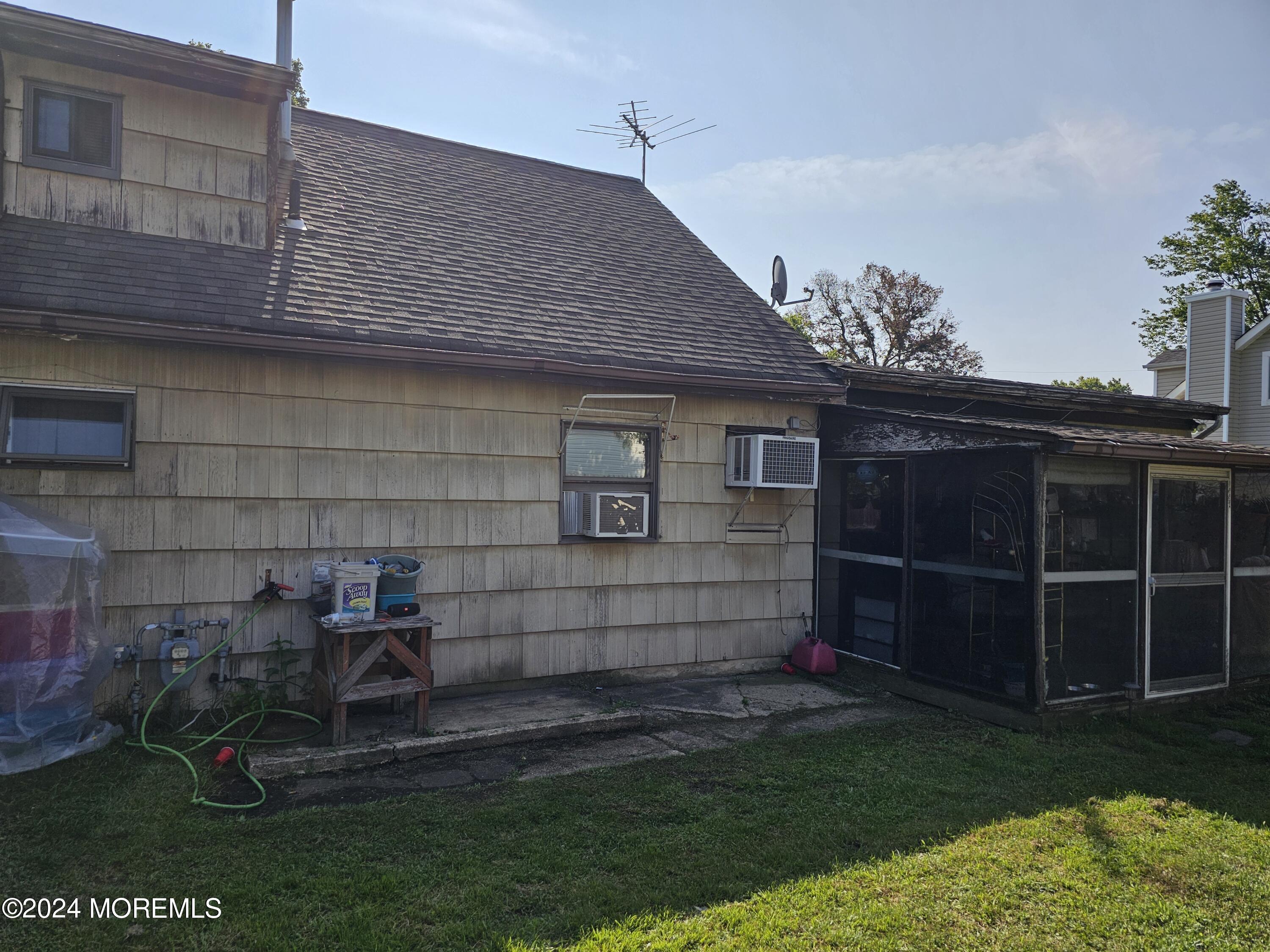 Photo 3 of 22 of 10 Cedar Avenue house