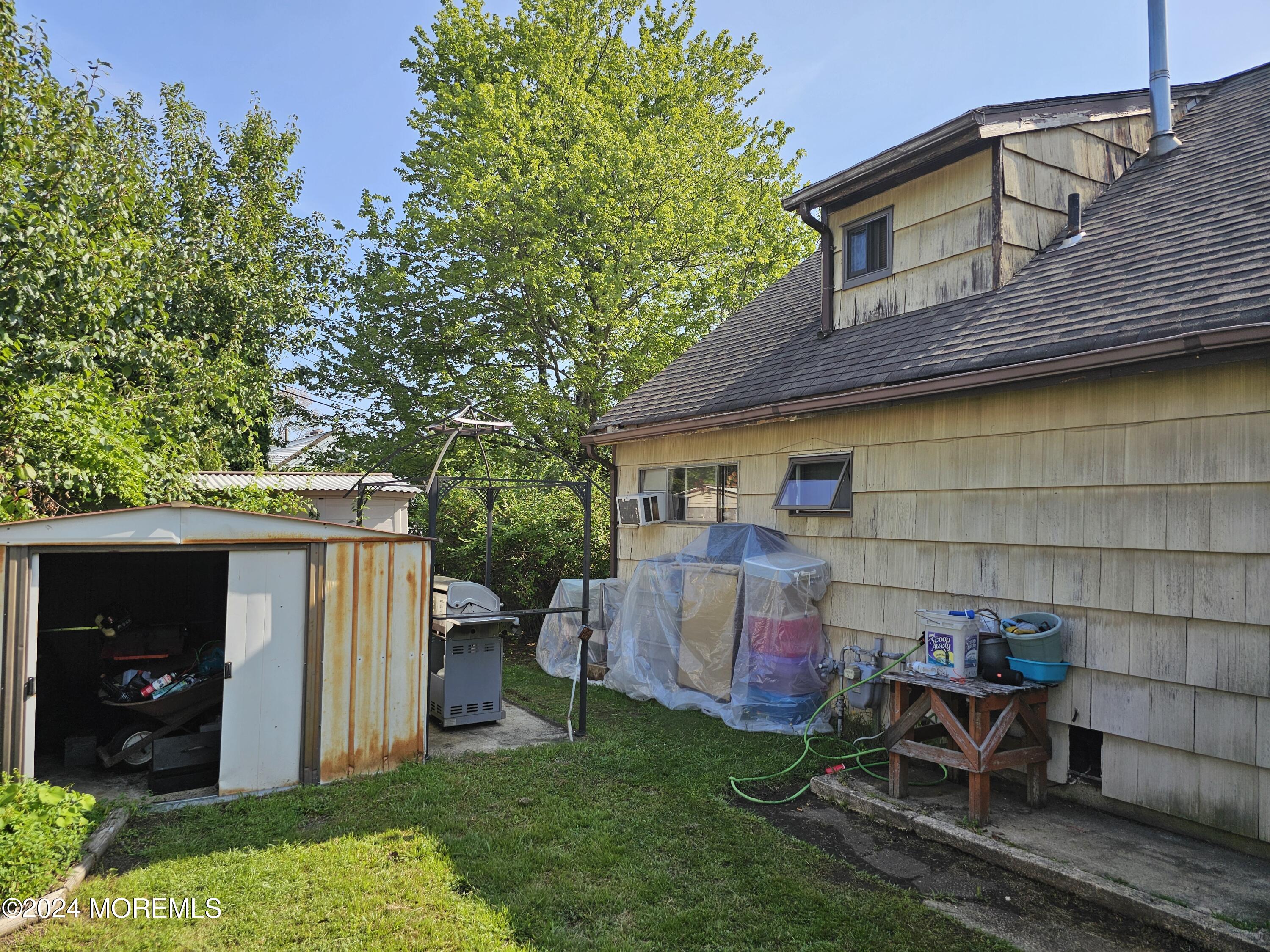 Photo 4 of 22 of 10 Cedar Avenue house