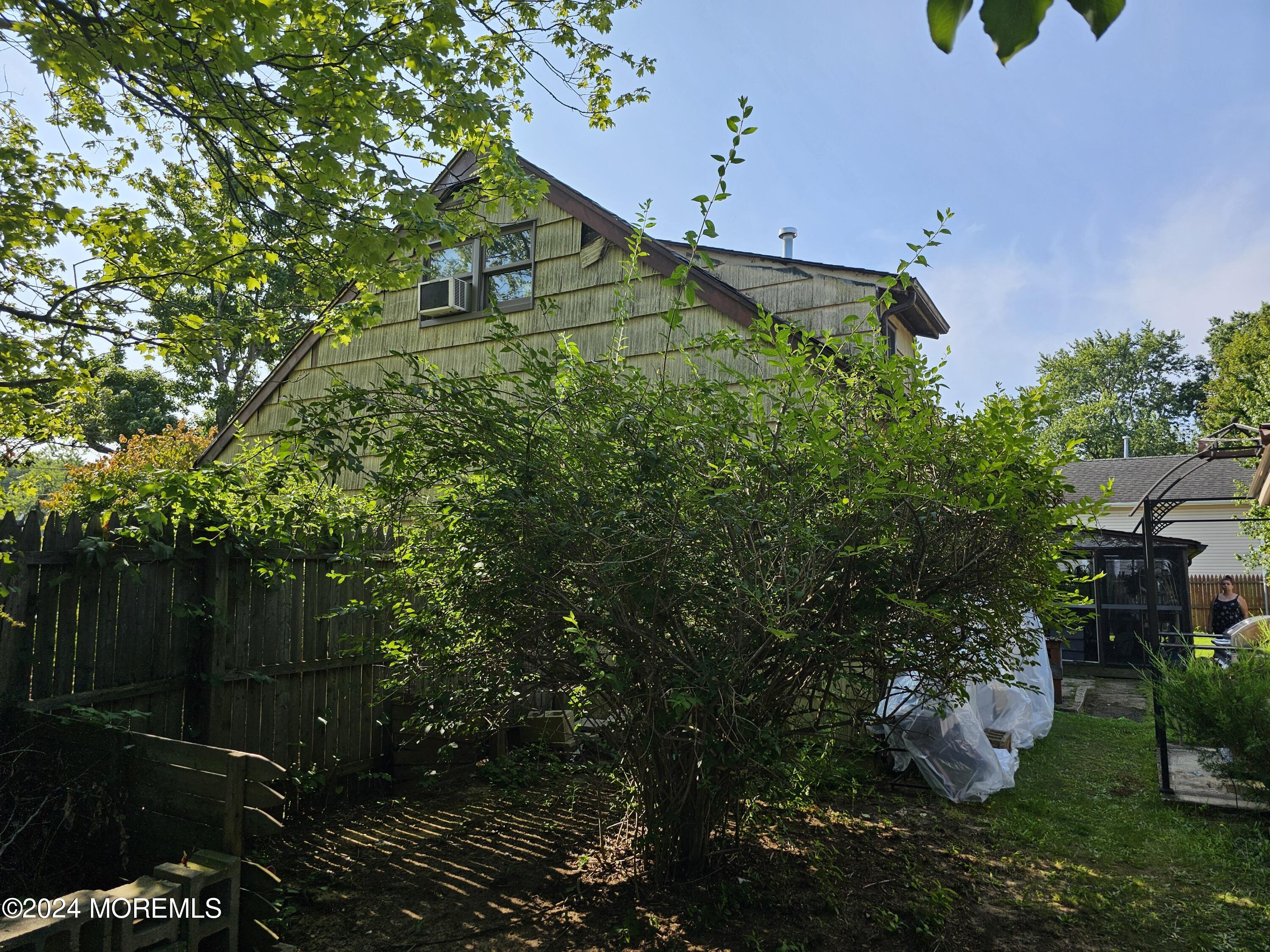 Photo 5 of 22 of 10 Cedar Avenue house