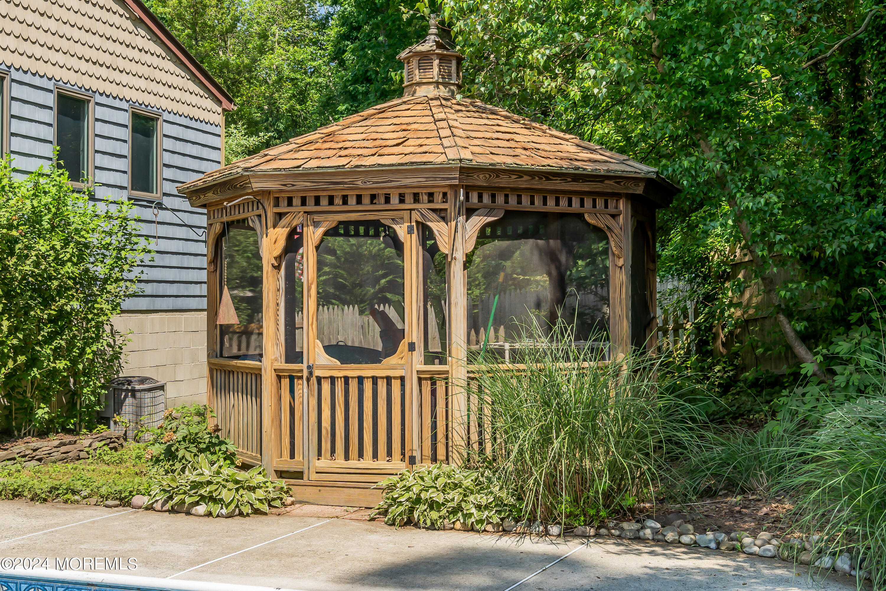 Photo 64 of 101 of 174 Lake Avenue house