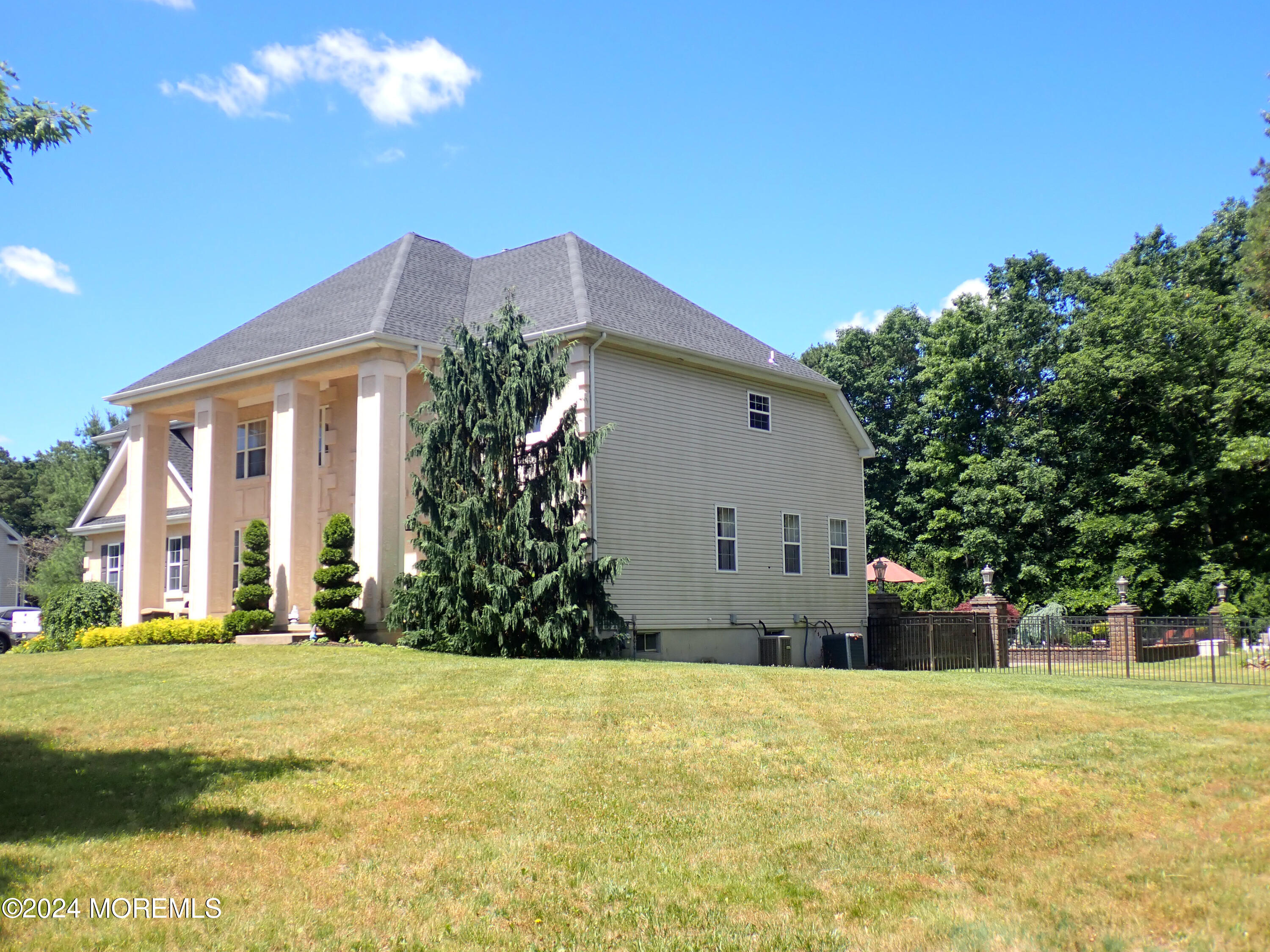 Photo 3 of 40 of 2 Stonehenge Court house