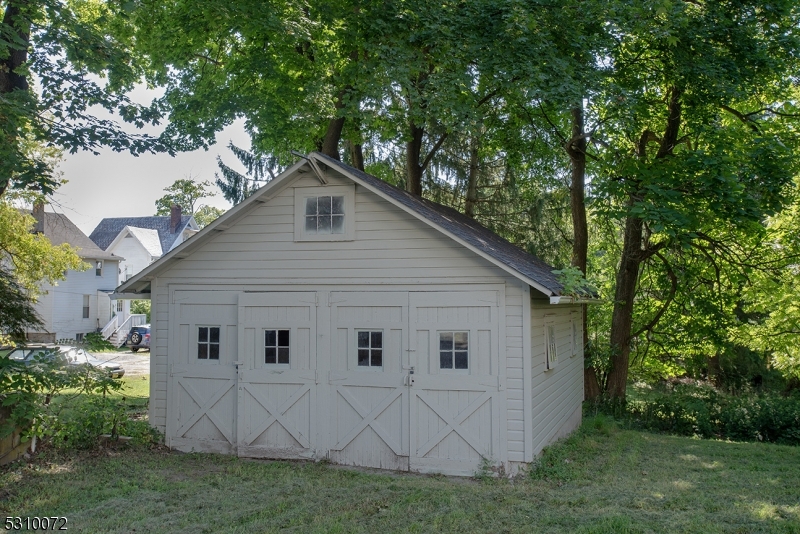 Photo 19 of 20 of 31 Woodside Ave house