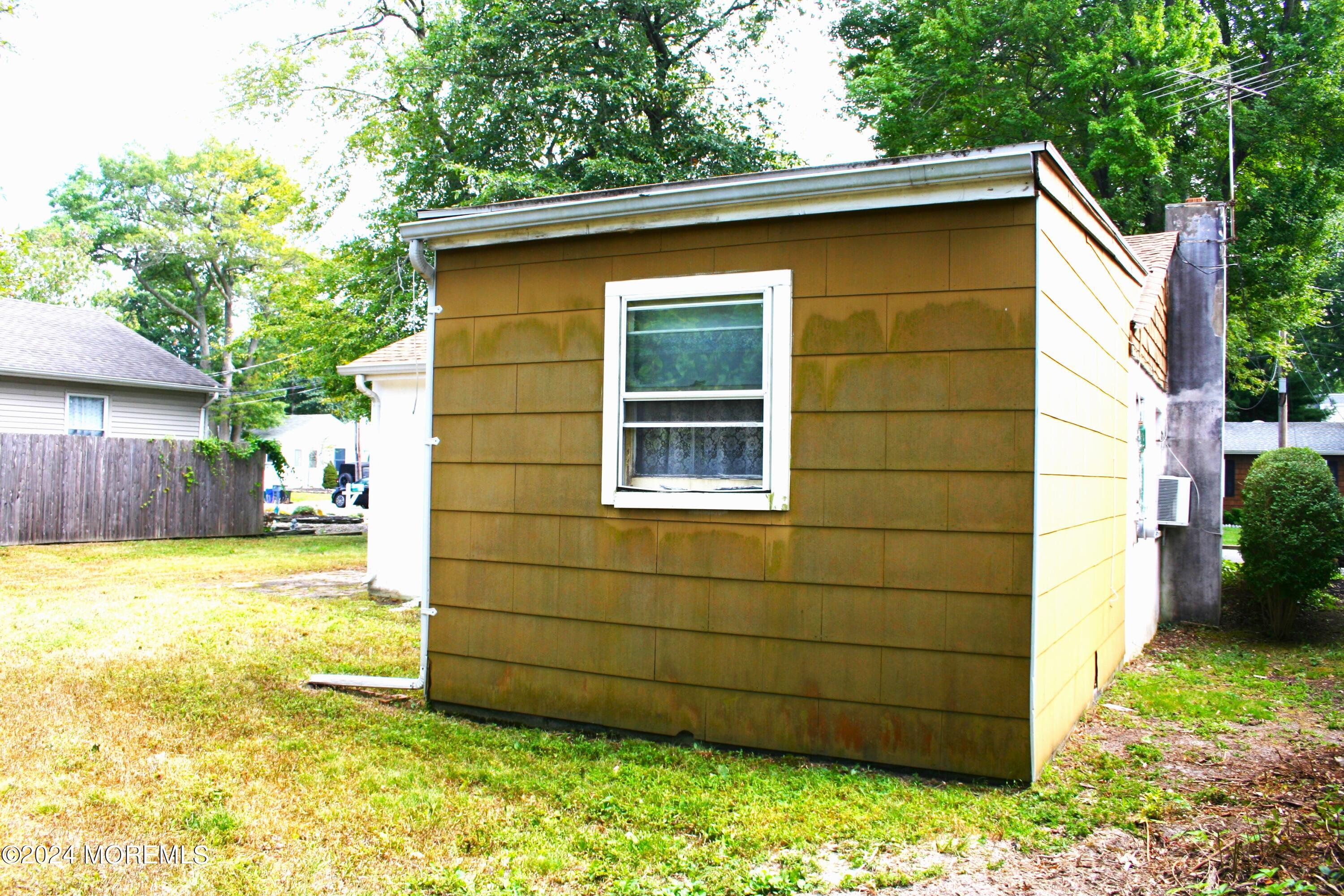 Photo 16 of 19 of 3143 Hiawatha Avenue house