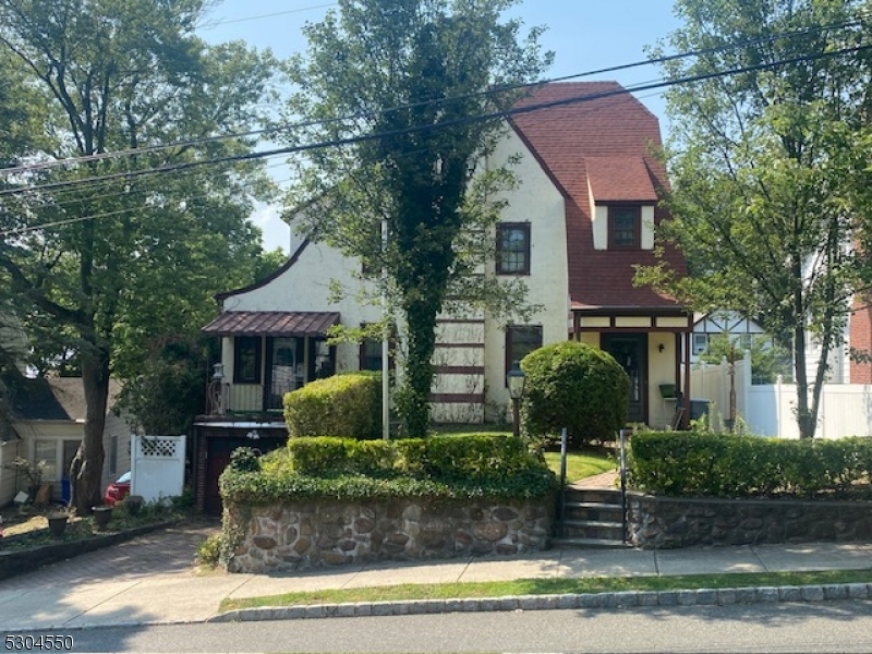 Photo 2 of 25 of 15 Mount Prospect Ave house