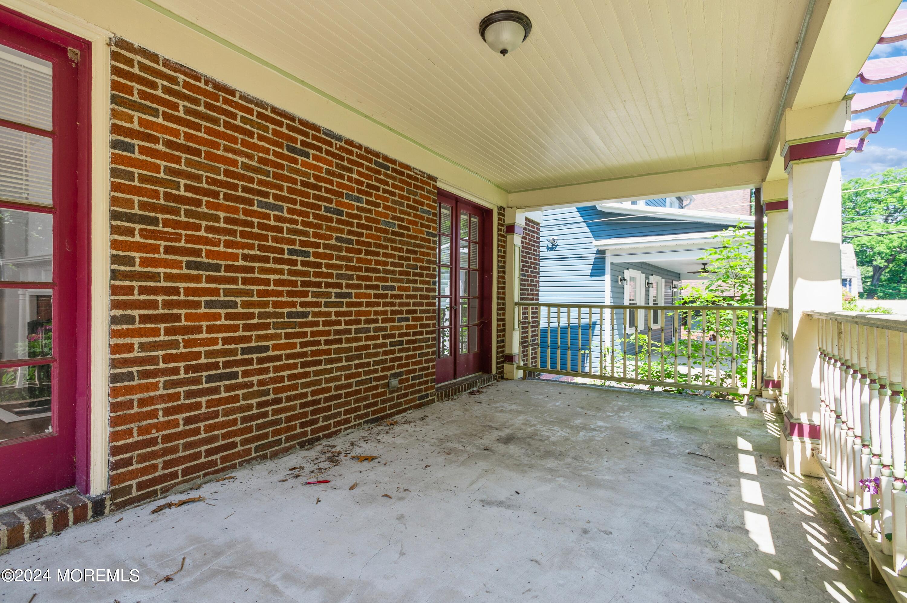 Photo 13 of 23 of 931 Bellevue Avenue house