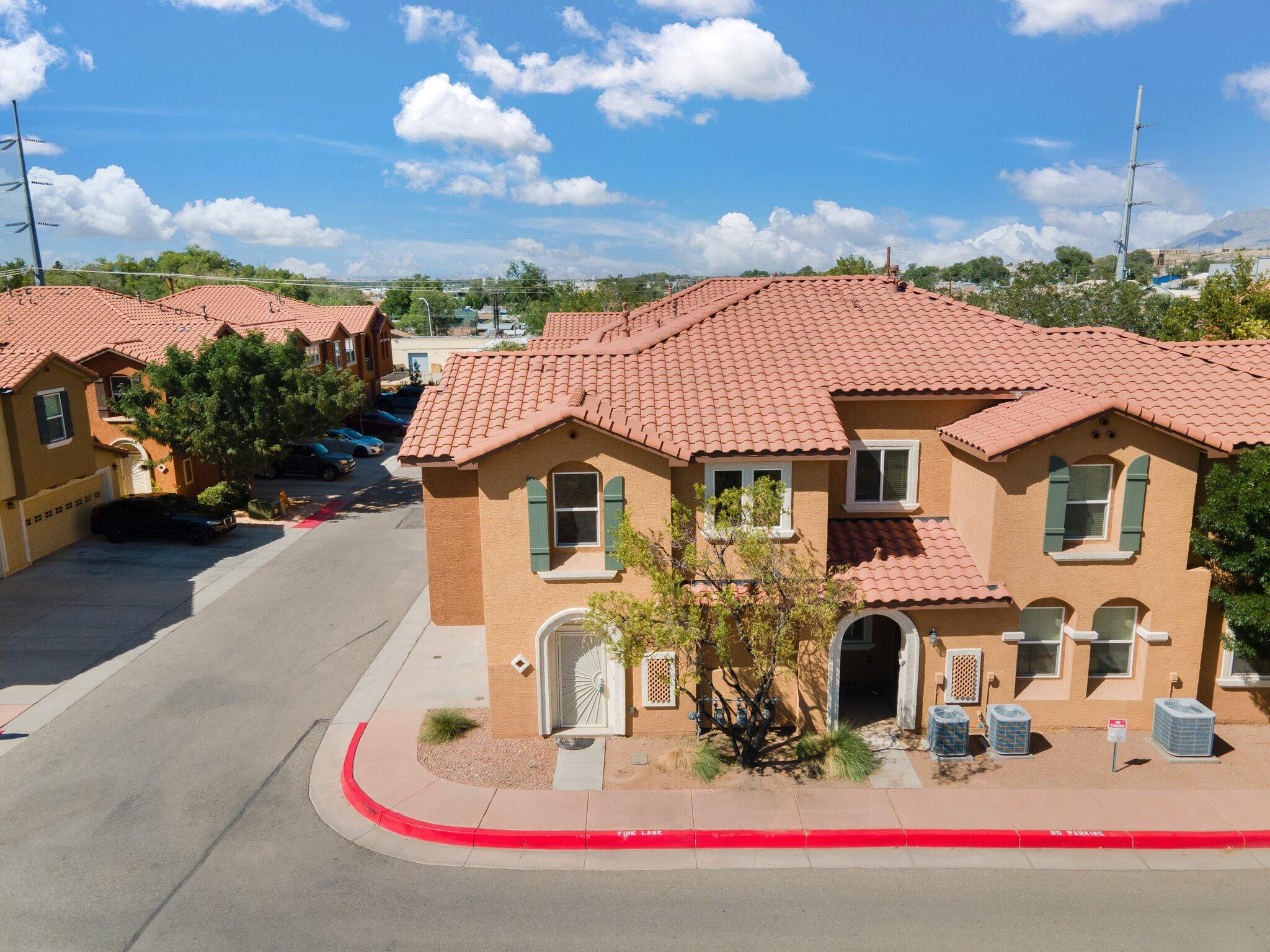 Photo 3 of 26 of 601 Menaul Boulevard NE 506 townhome