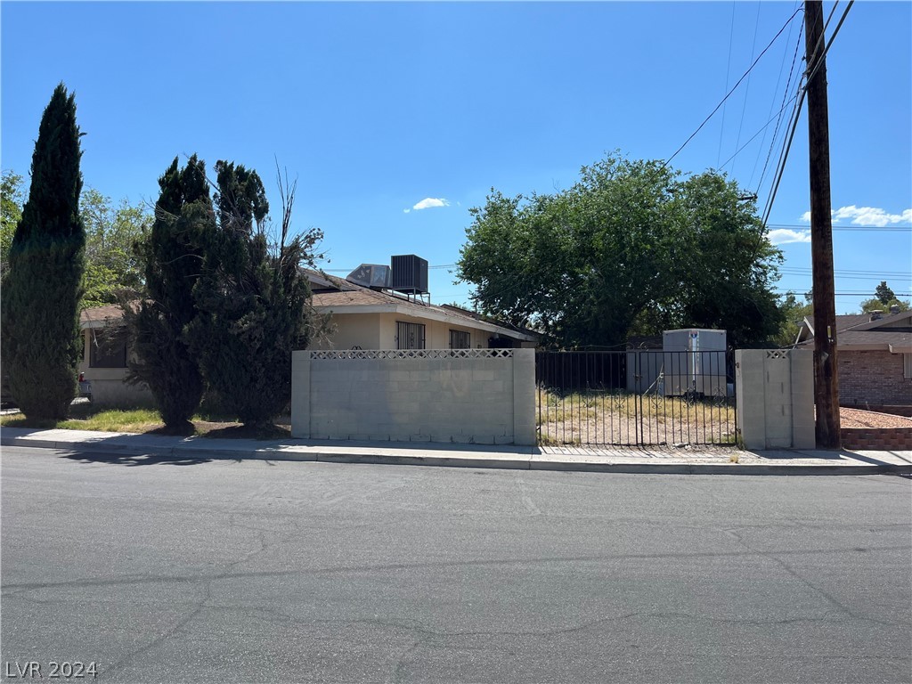 Photo 4 of 9 of 2100 W Mesquite Avenue house