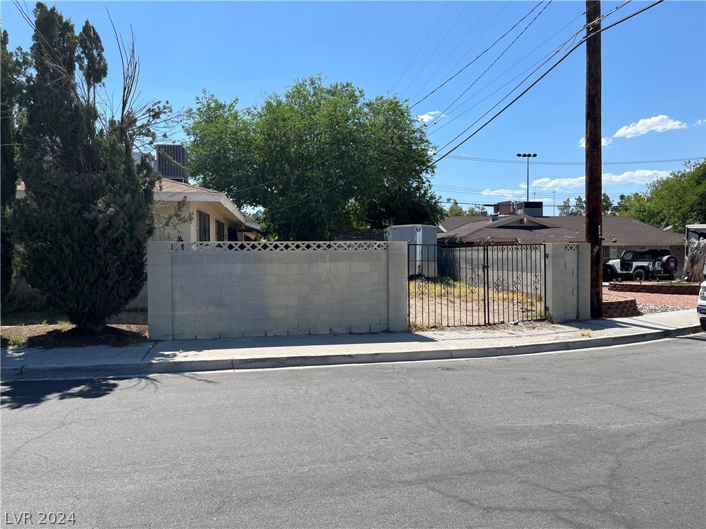 Photo 6 of 9 of 2100 W Mesquite Avenue house