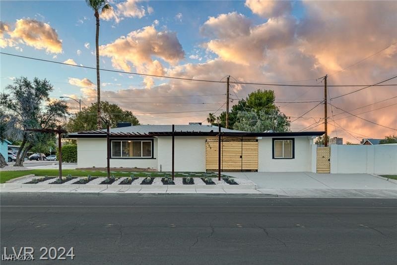 Photo 11 of 58 of 909 E Oakey Boulevard house