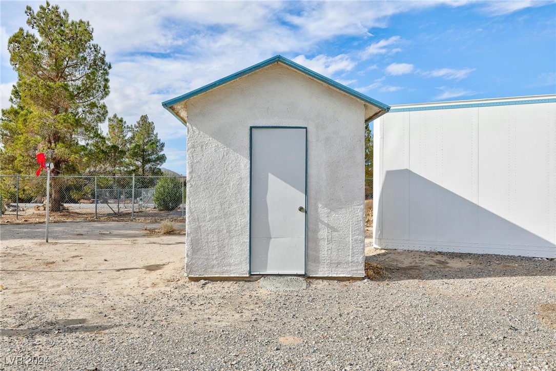 Photo 7 of 46 of 1351 W Betty Avenue mobile home