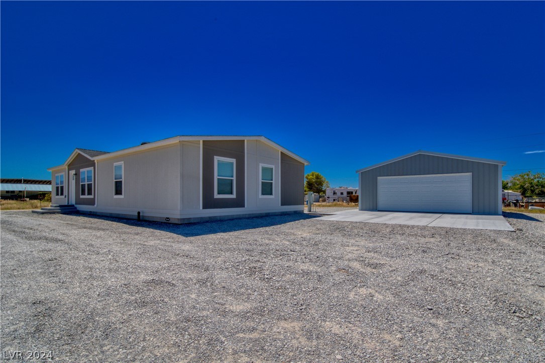 Photo 3 of 32 of 4201 E Paiute Boulevard mobile home