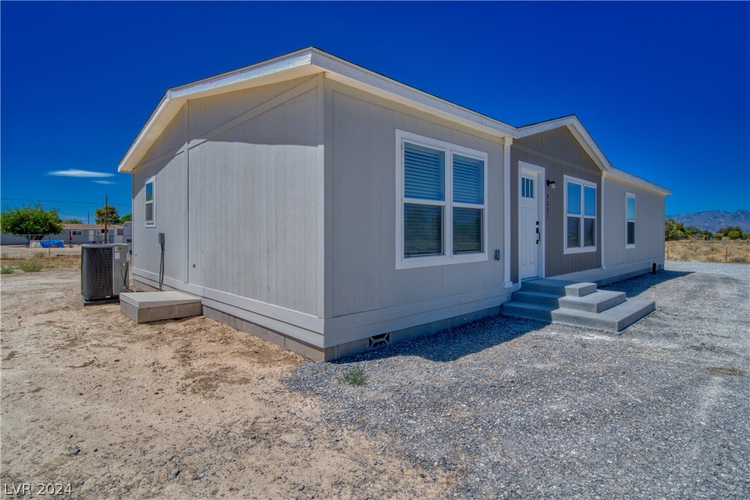 Photo 4 of 32 of 4201 E Paiute Boulevard mobile home