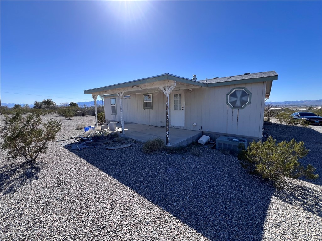 Photo 8 of 29 of 2401 Winona Way mobile home