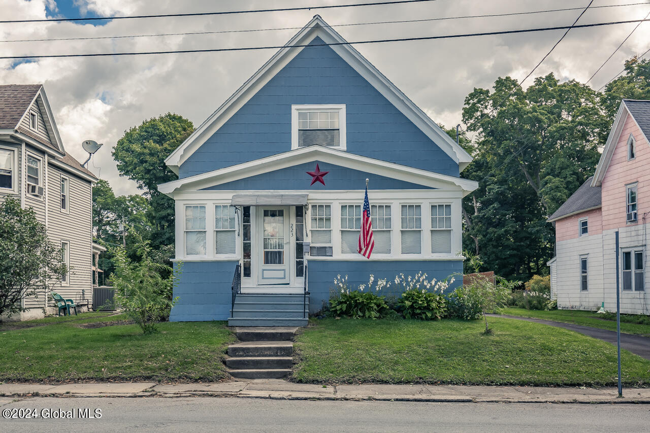 Photo 2 of 27 of 223 Clizbe Avenue house