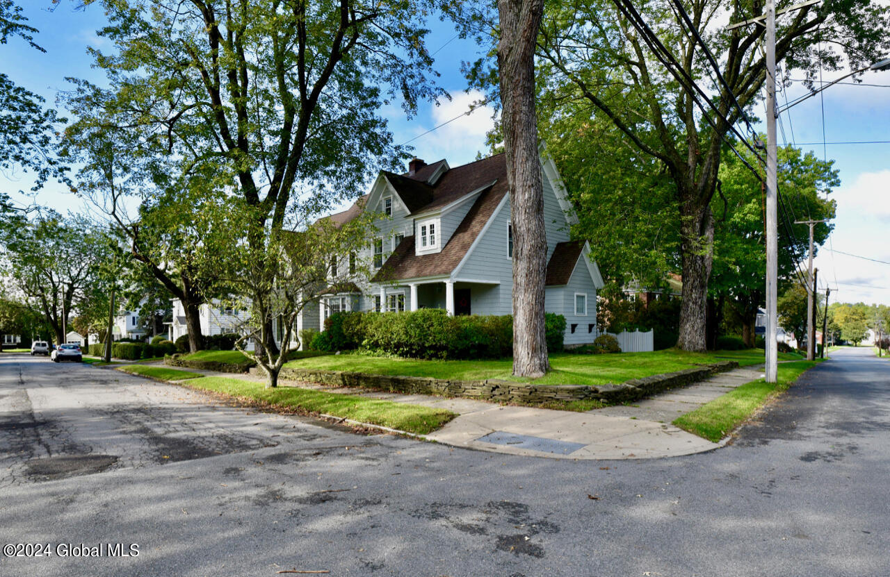 Photo 4 of 60 of 6 Oak Lane house