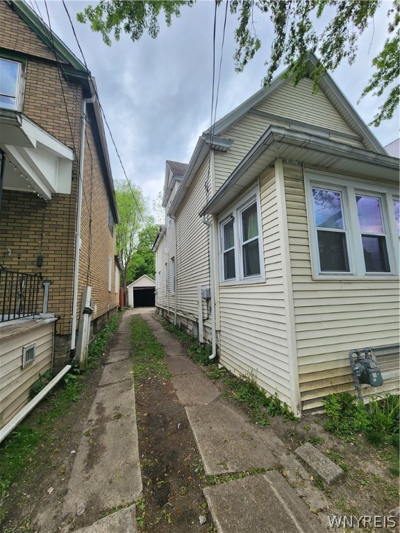 Photo 2 of 23 of 102 Briscoe Avenue house