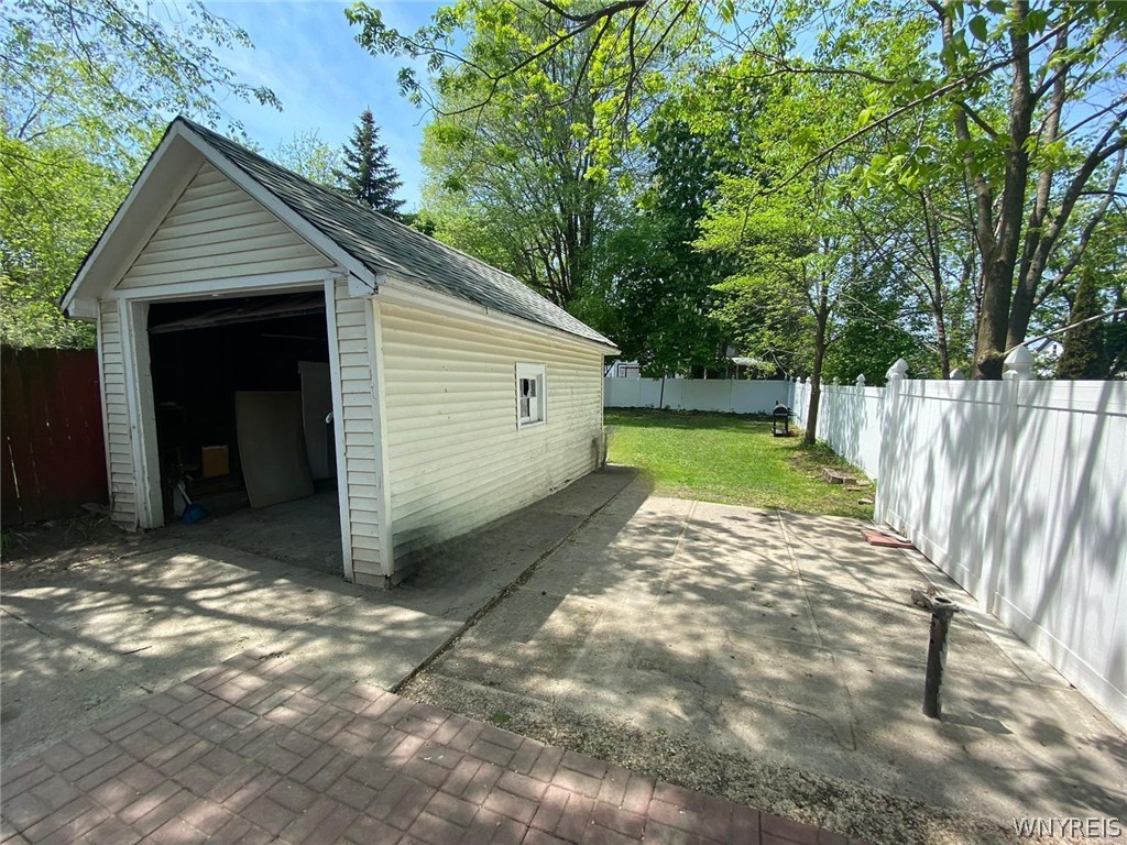 Photo 21 of 23 of 102 Briscoe Avenue house