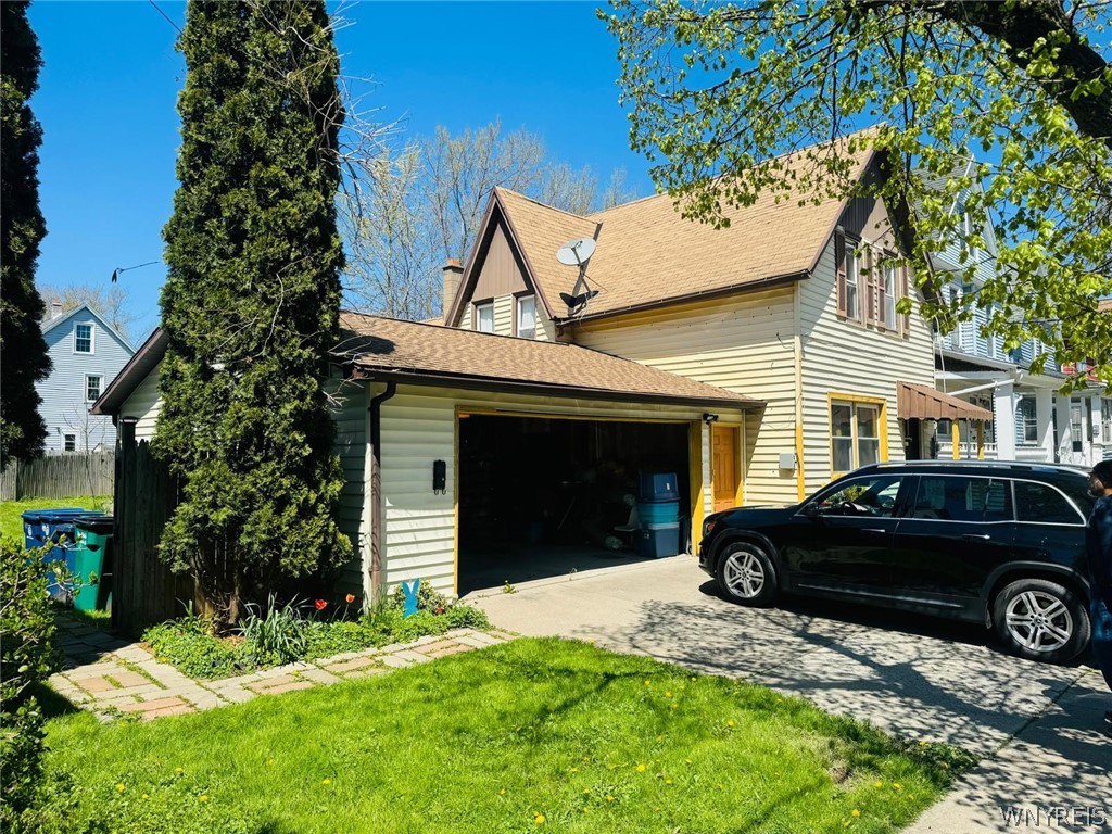 Photo 2 of 15 of 42 Weyand Avenue house