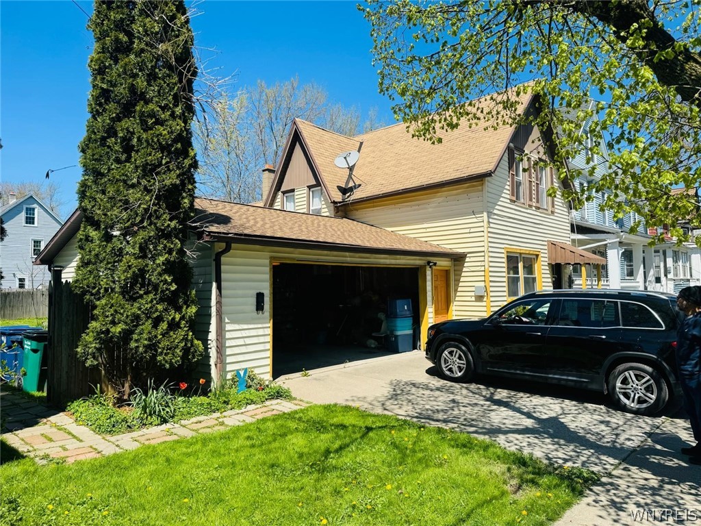 Photo 3 of 15 of 42 Weyand Avenue house