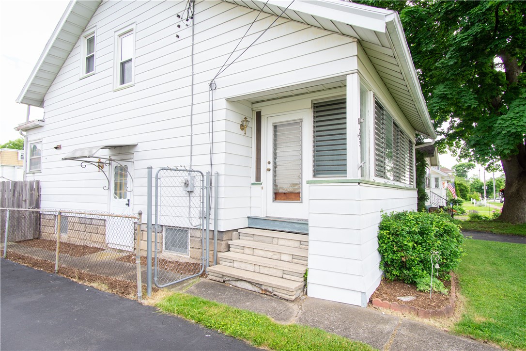 Photo 3 of 27 of 223 West Avenue house