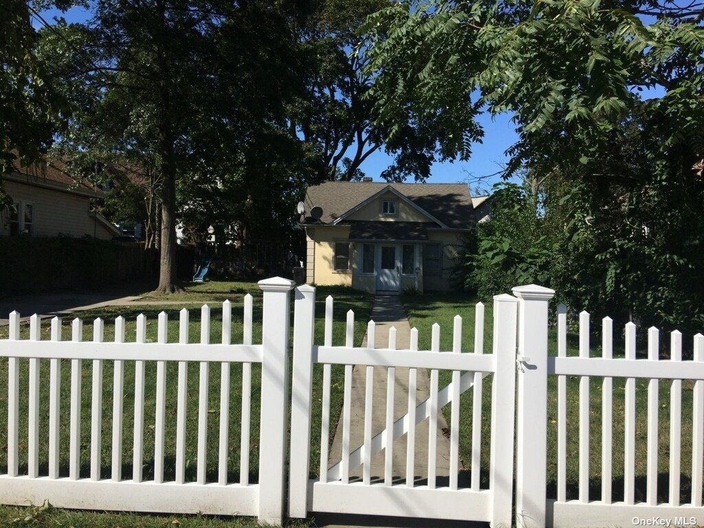 Photo 2 of 11 of 45 Dehnhoff Avenue house