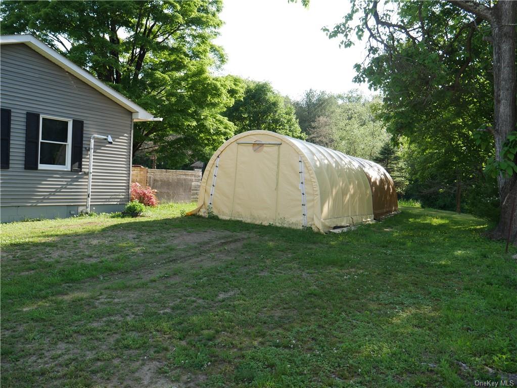 Photo 11 of 26 of 445 N Quaker Lane house