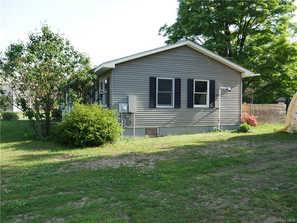 Photo 5 of 26 of 445 N Quaker Lane house