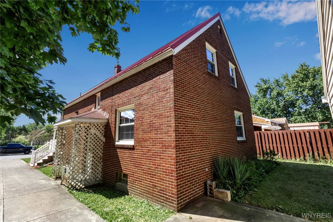 Photo 7 of 47 of 96 Verel Avenue house