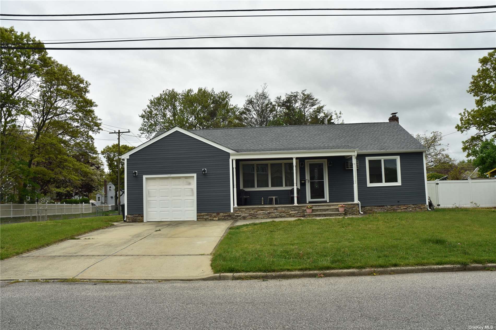 Photo 12 of 14 of 405 N Clinton Avenue house