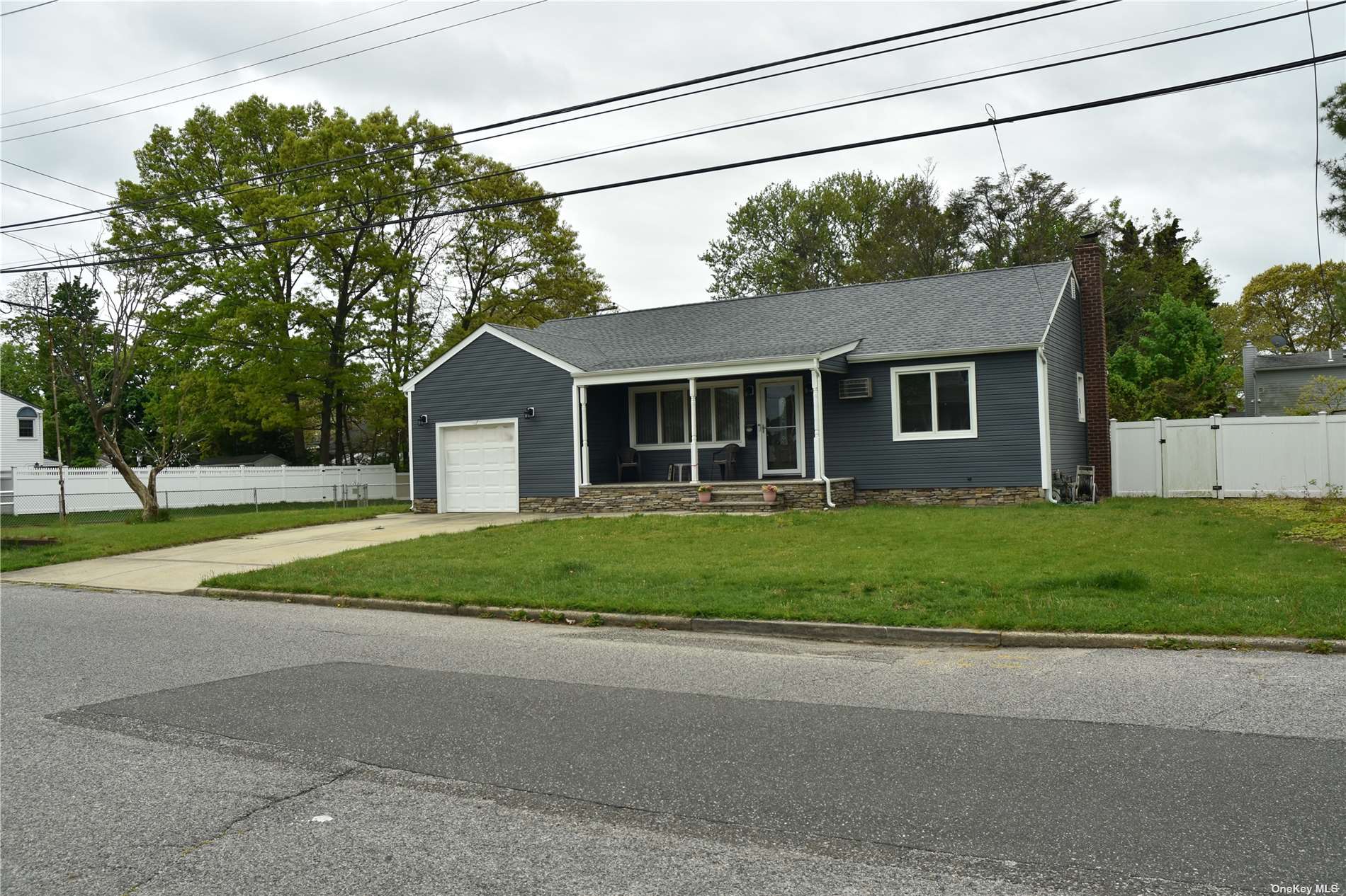 Photo 13 of 14 of 405 N Clinton Avenue house