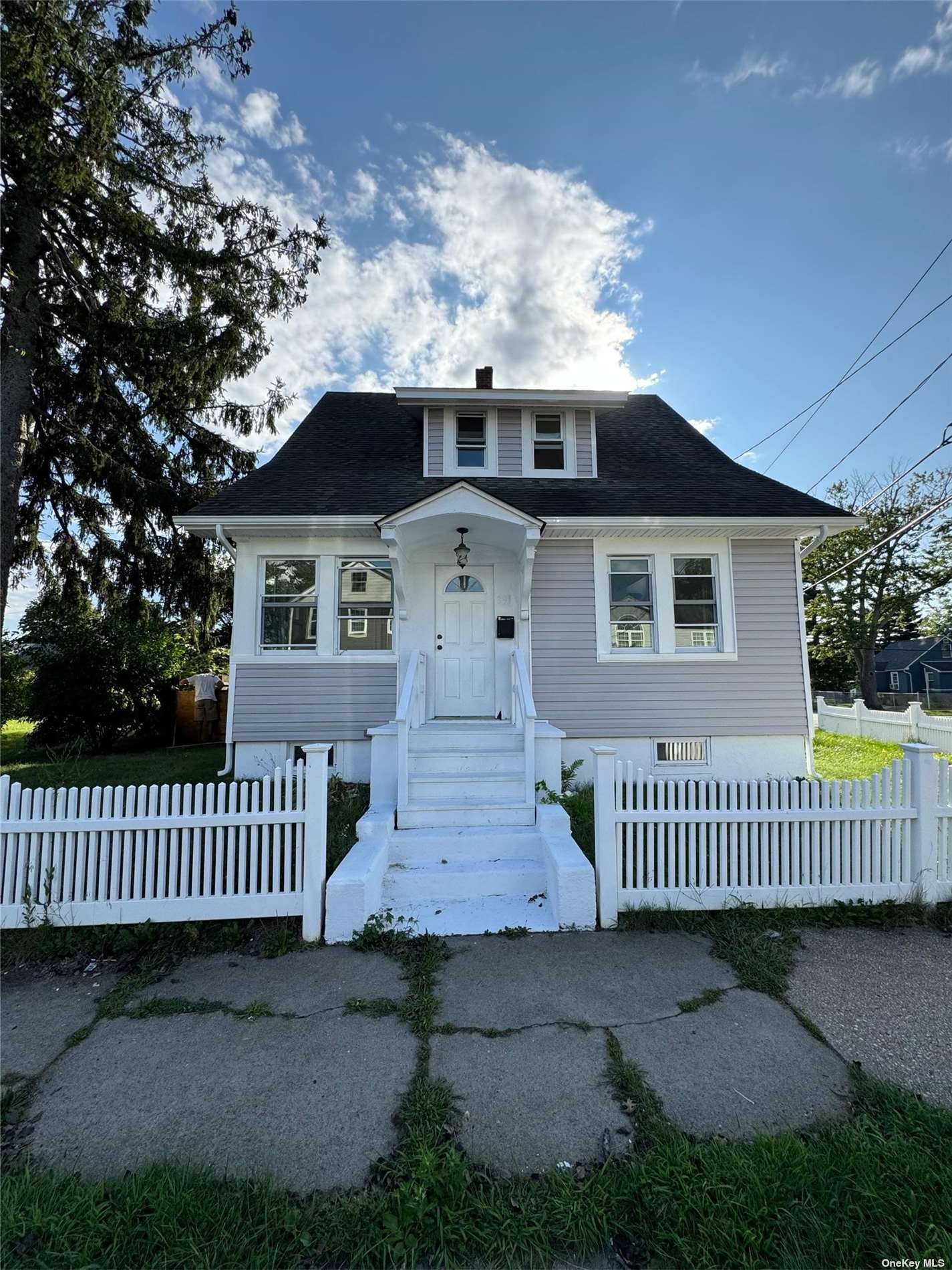 Photo 8 of 14 of 391 N Wellwood Avenue house