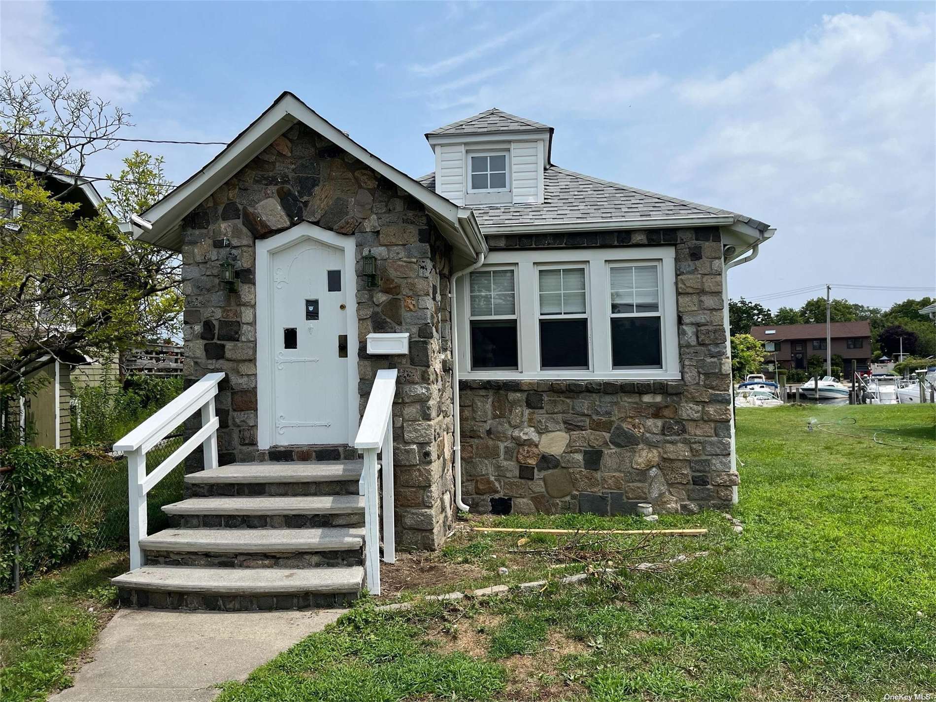 Photo 1 of 17 of 746 S Hickory Street house