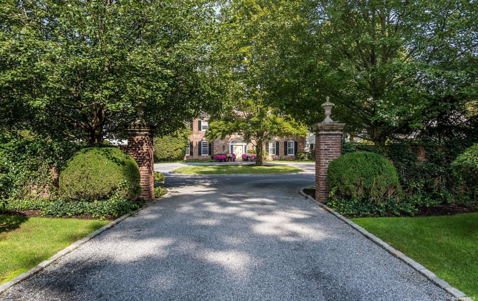 Photo 2 of 18 of 52 Piping Rock Road house