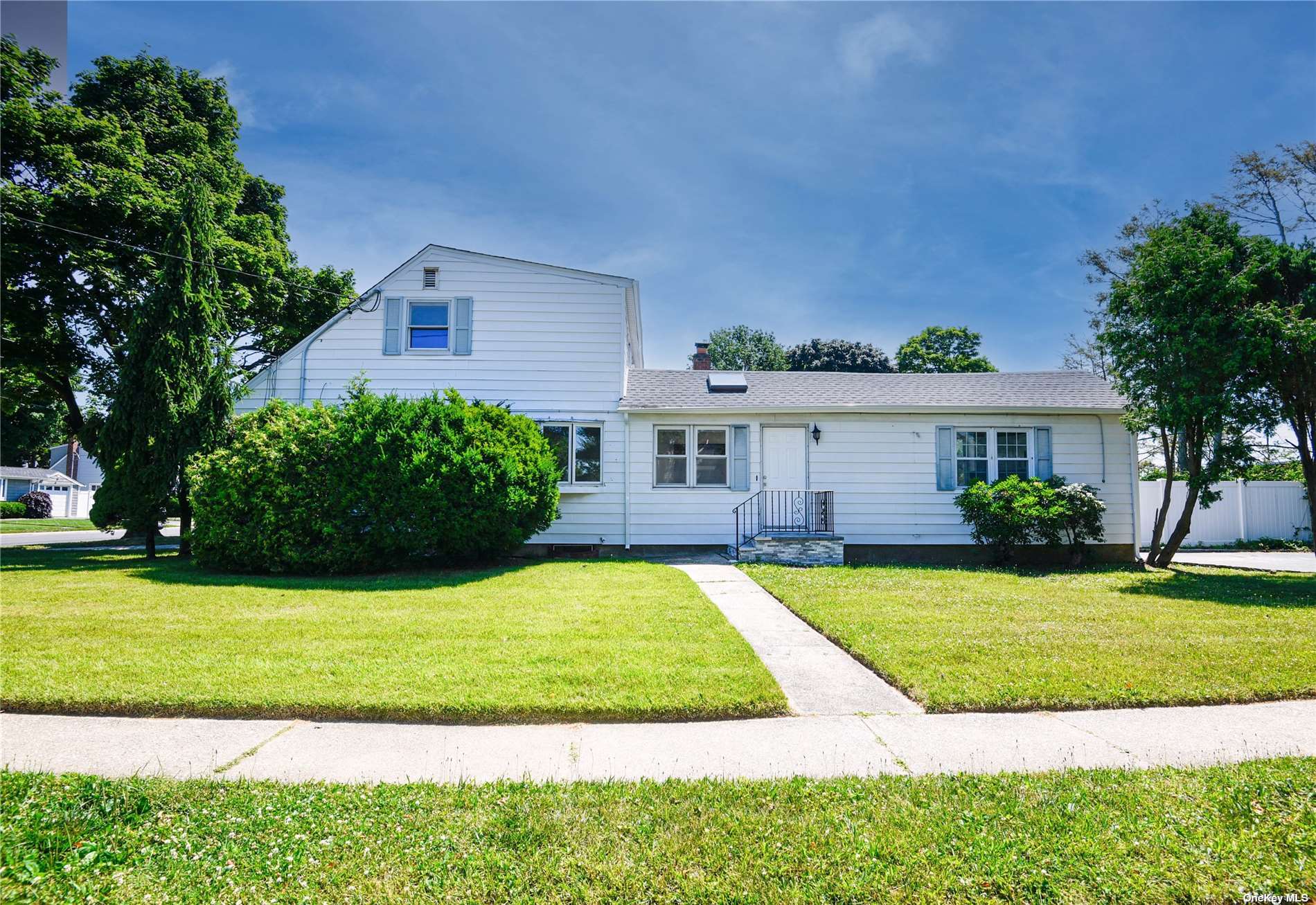 Photo 3 of 29 of 77 Nassau Avenue house