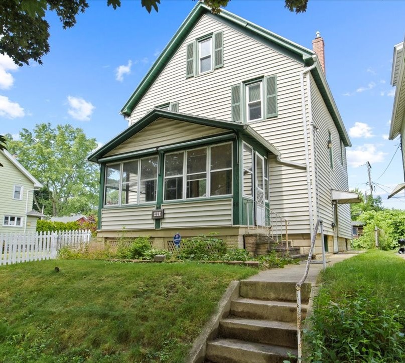 Photo 2 of 28 of 66 Martinot Avenue house