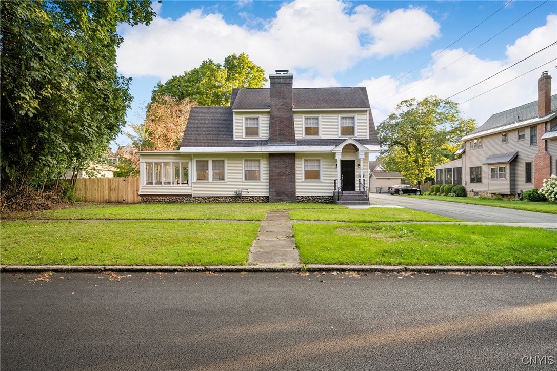 Photo 5 of 33 of 301 W Locust Street house