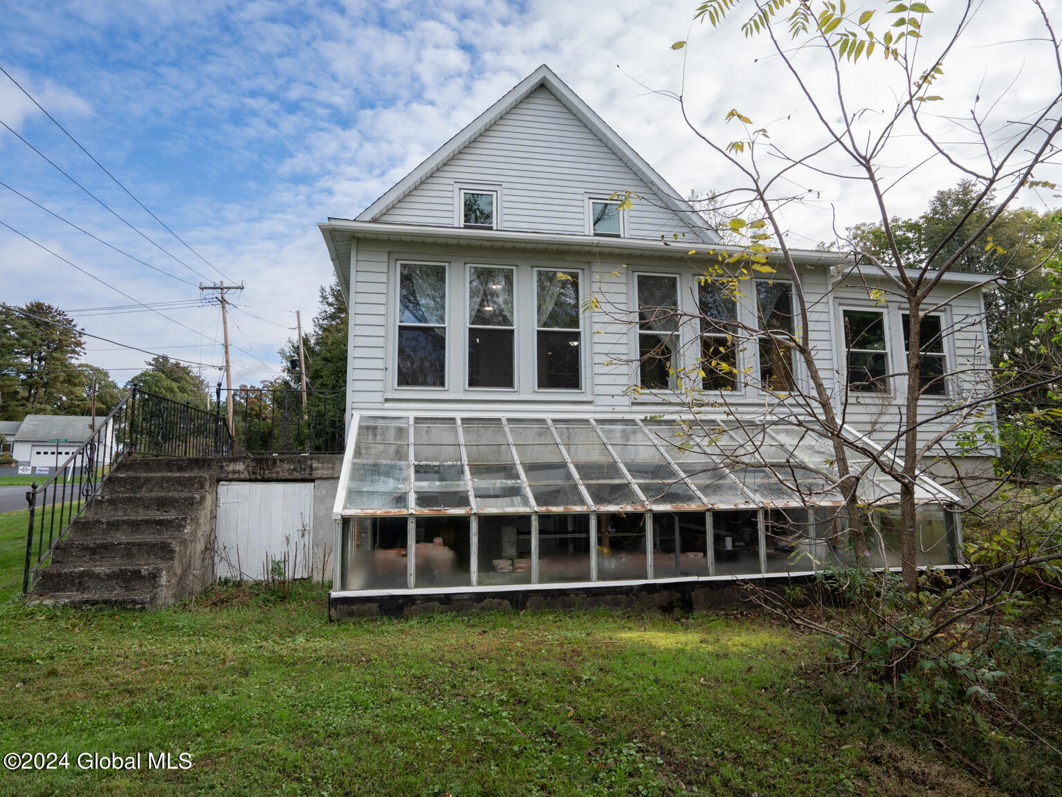 Photo 3 of 46 of 1320 Simons Road house