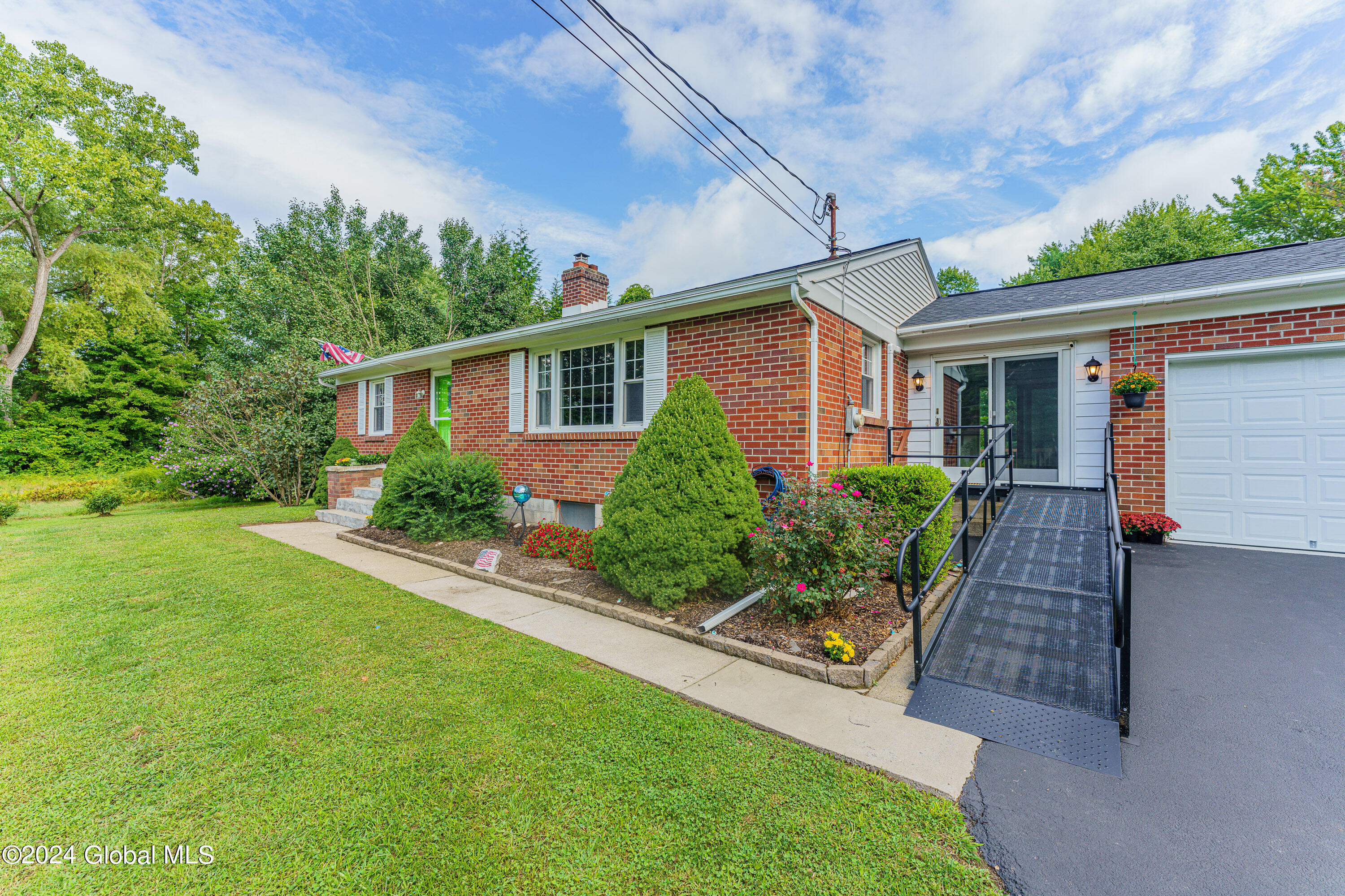 Photo 4 of 37 of 273 Elm Avenue East house